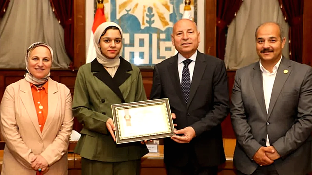 محافظ القاهرة يكرم الطالبة زينب محمود أحمد زهران تحصل على