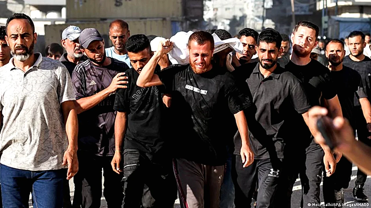 مسؤولون غزة عدة آثار دمار عقب ضربة إسرائيلية في مخيم