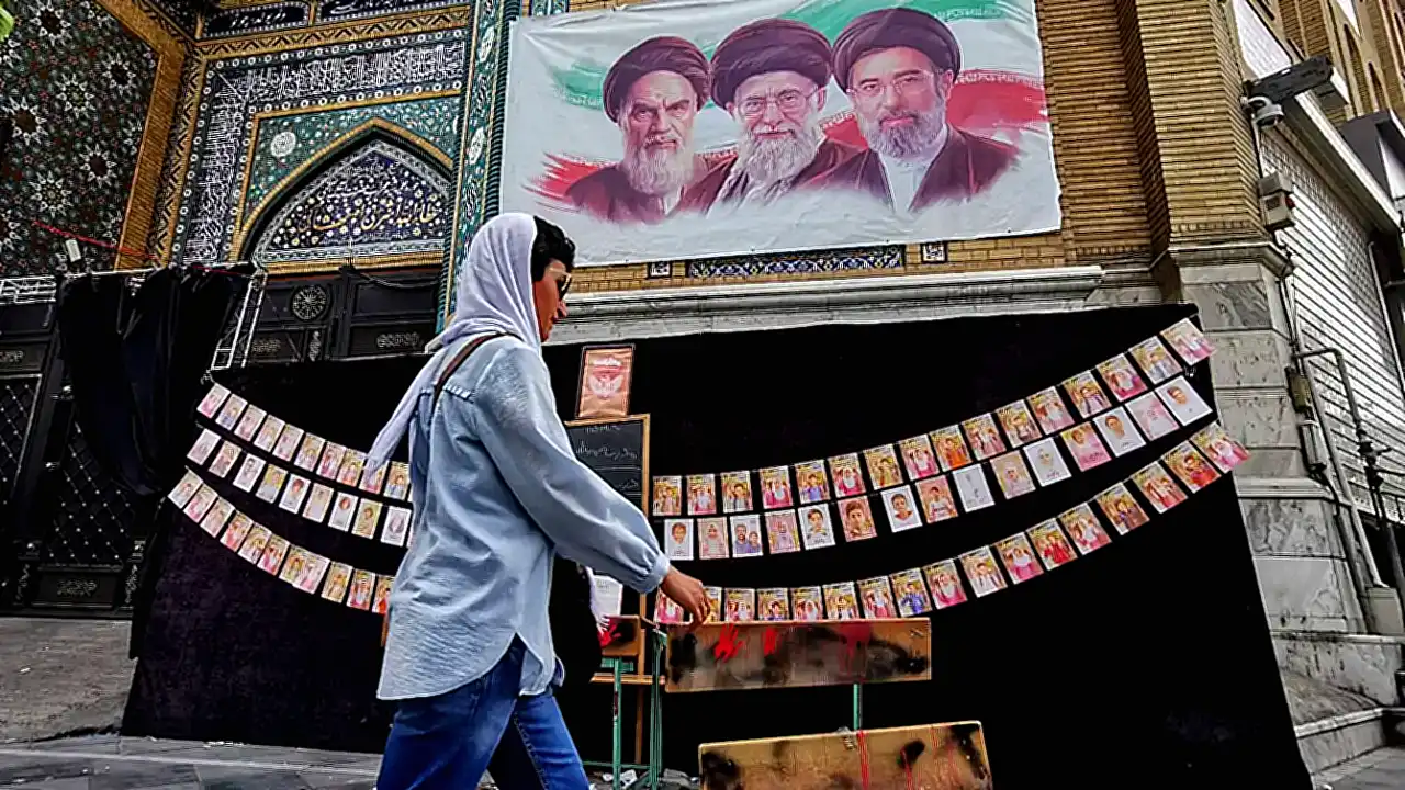 مضيق هرمز خريطة توضح موقع مع سفن عسكرية وتجارية في المنطقة