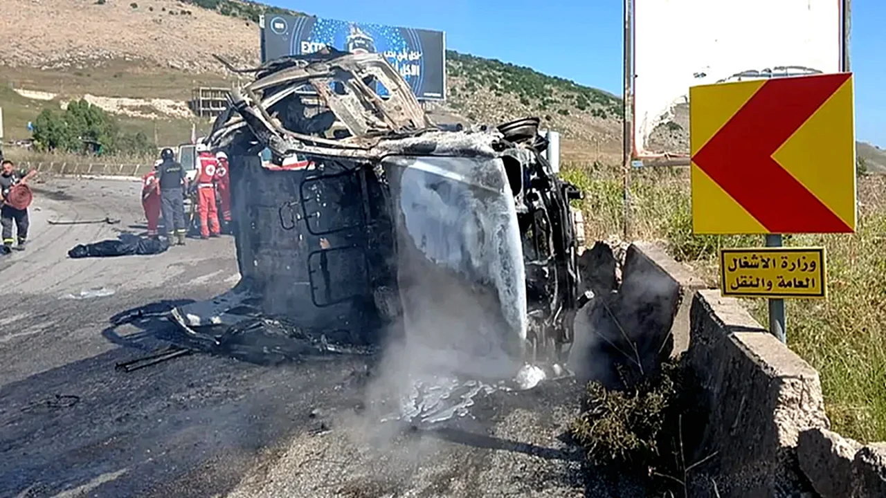مضيق هرمز صورة تعبيرية ل مع سفن شحن في خلفية بحرية وتحذير