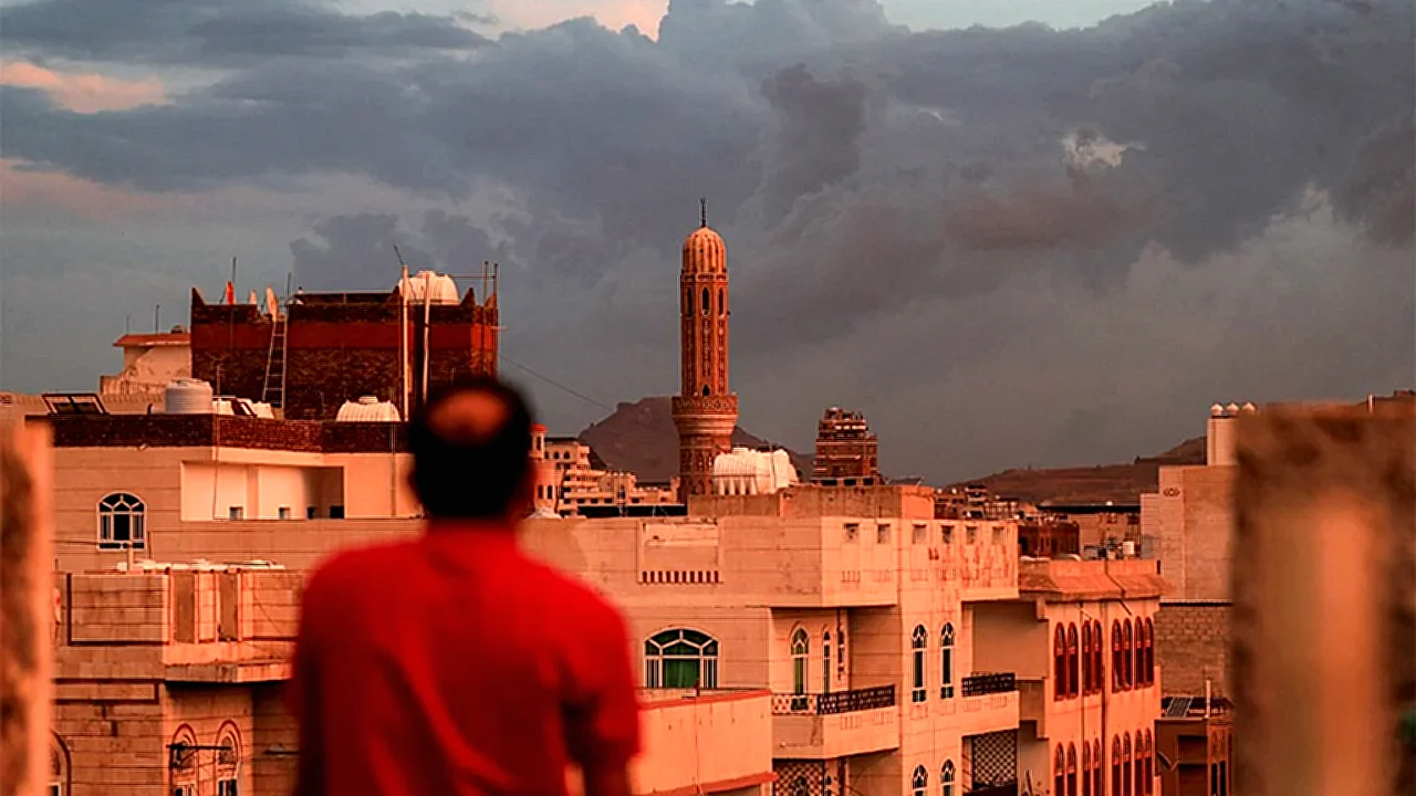 مضيق هرمز سفن في تتعرض لهجمات صاروخية ومسيرات إيرانية
