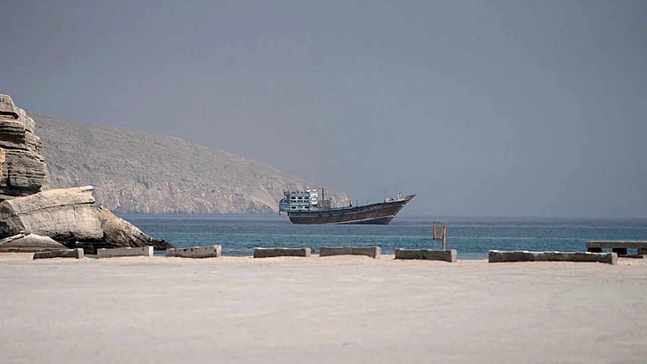 مضيق هرمز سفن تمر عبر قبل توقف الحركة البحرية