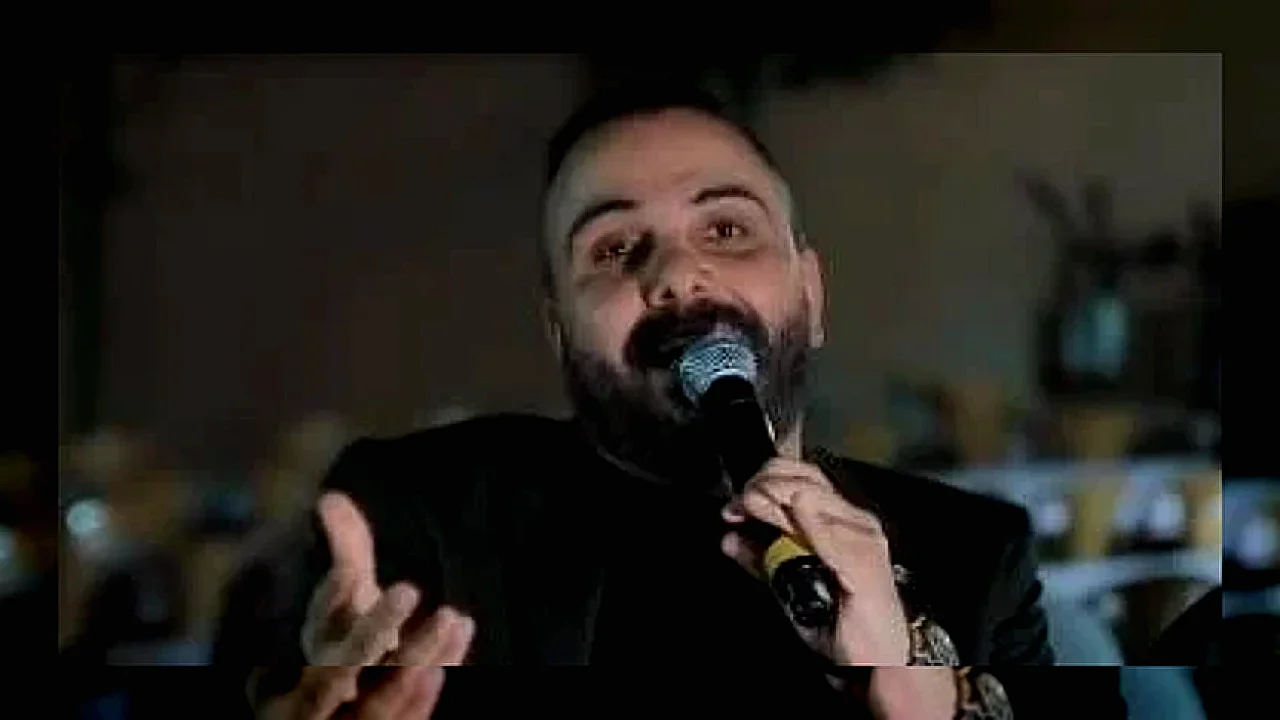 مطربان فلسطينيان يغنيان احتفالات الجماهير بتأهل المنتخب