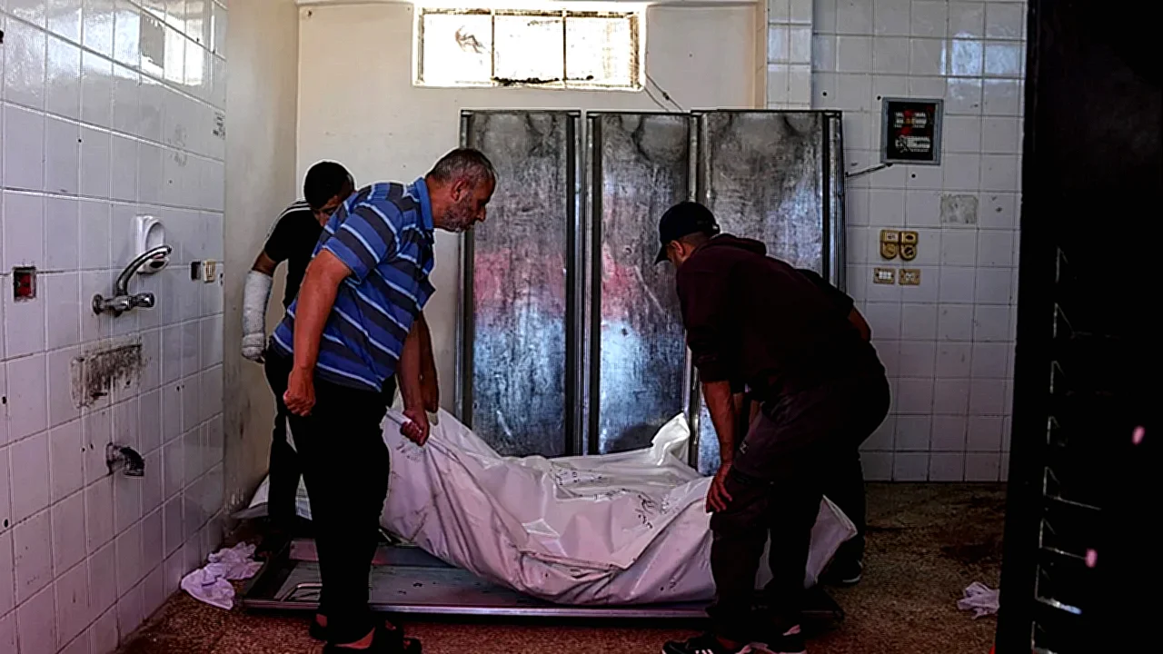 مقتل عائلة فلسطينية جثامين عائلة فلسطينية مغطاة بالكفن