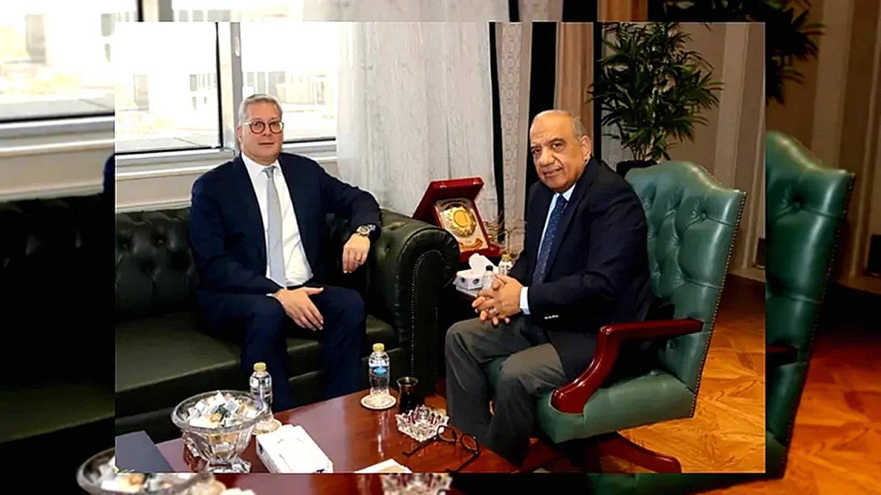 دمج «الكهرباء» و«البترول». . رهانات إنهاء 390 مليار جنيه مديونيات تصطدم بمخاطر إعادة الهيكلة