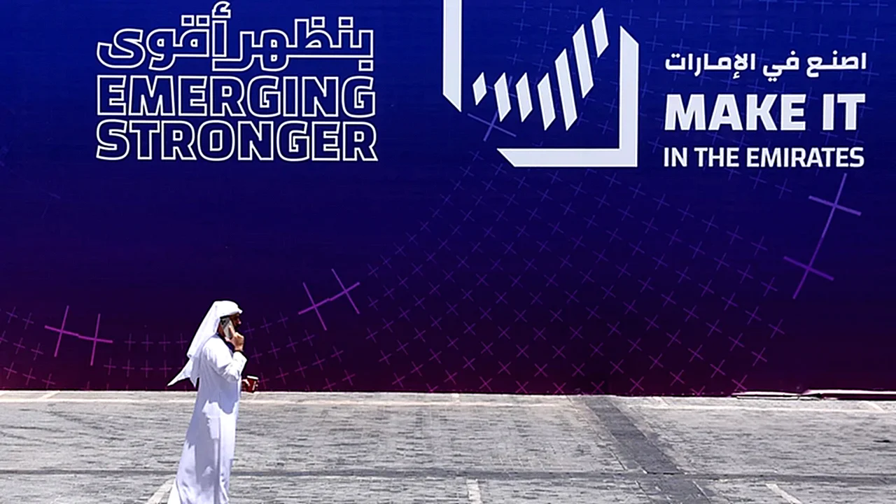 نتنياهو مجرم حرب لوحة إعلانية في أبوظبي مع طائرة تحلق في