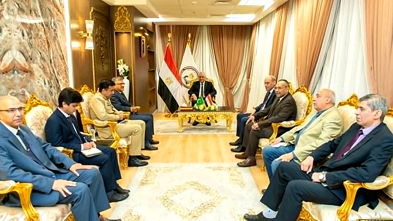 وزير الإنتاج والسفير لقاء وزير الإنتاج الحربي والسفير