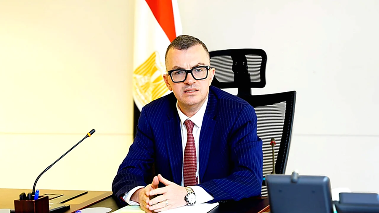 وزير التخطيط يستعرض وزير التخطيط يعرض مؤشرات أداء الاقتصاد
