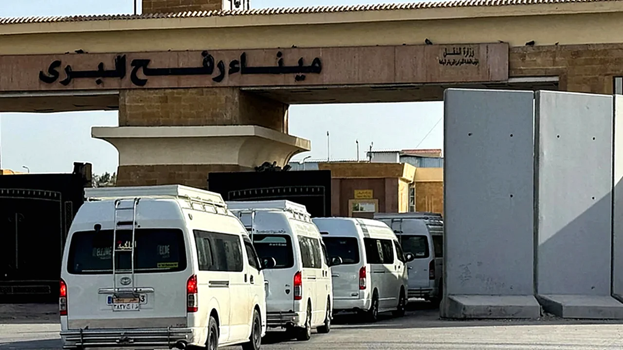 وزير الدفاع الإسرائيلي حافلات صغيرة على الجانب المصري من
