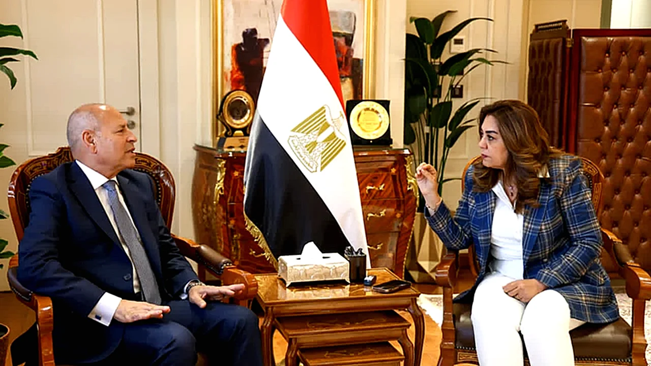 وزيرة التنمية المحلية تلتقي محافظ القاهرة لمناقشة ملفات