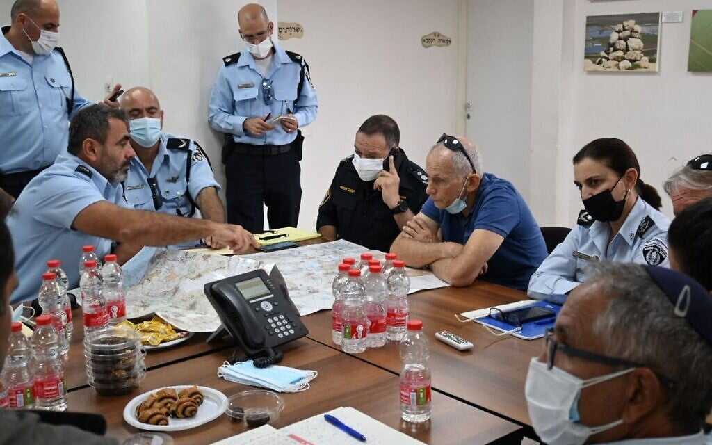 وزير الأمن العام، عومير بارليف، على اليمين، يستعرض الخرائط مع مسؤولي الشرطة خلال مطاردة 6 فلسطينيين هاربين من سجن جلبوع شمال اسرائيل، 6 سبتمبر 2021 (المصدر: وزارة الأمن العام الاسرائيلية)