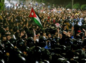 مقتل ضابط واصابة 4 آخرين أثناء احتجاجات على ارتفاع أسعار الوقود في الأردن