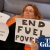 بريطانيون يقتحمون محلات هارودز في لندن احتجاجًا على فقر الوقود