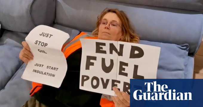 بريطانيون يقتحمون محلات هارودز في لندن احتجاجًا على فقر الوقود