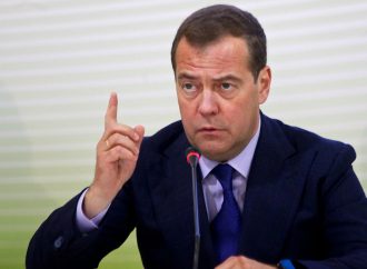 ميدفيديف يهدد بالوصول لكييف وزيلينسكي يتفقد الجبهة بجنوب أوكرانيا