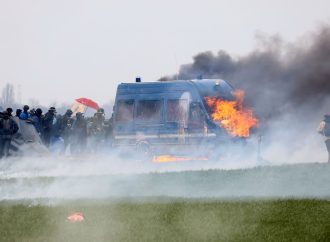 إنتفاضة متظاهرين غرب فرنسا وإشتعال سيارات للشرطة وإصابة 24 شرطي