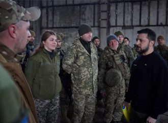 زيلينسكي يزور جنوده في باخموت المحاصرة