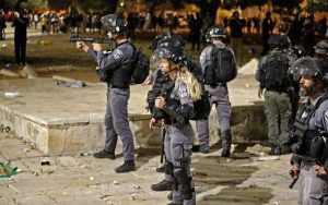 الشرطة الاسرائيلية تقتحم المسجد الأقصى وتعتدي على المصليين